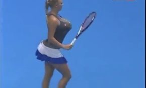 Quand Caroline Wozniacki imite Serena Williams...