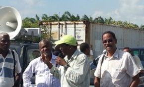 Blocage du port : les dockers et les portiqueurs apportent leur soutien aux marins-pêcheurs