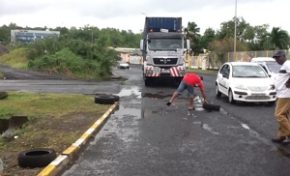 12:40...les pêcheurs libèrent l'accès pour deux containers de médicaments