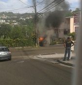 Véhicule en flammes à Château-Bœuf en Martinique