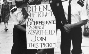 1984. Interdit de manifester contre l'apartheid à Londres.