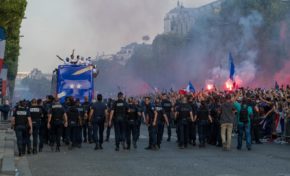 "Quand le gratin se sépare des nouilles" - Défilé gâché sur les Champs pour l'équipe de France...