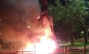 La statue de Belain d'Esnambuc en feu à Fort-de-France en Martinique