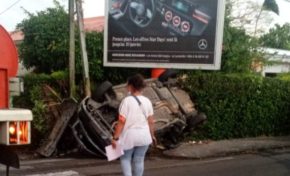 Martinique : ça se passe comme ça quand on s'affiche près d'une affiche publicitaire...