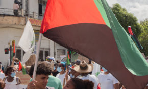 Rouge Vert Noir...leur drapeau...et le regard sans équivoque d'une jeunesse prise en flag