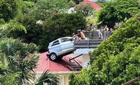Saint-Barth : "je viens chez toi...je peux me garer sur le toit ?" 😳😳😜😜
