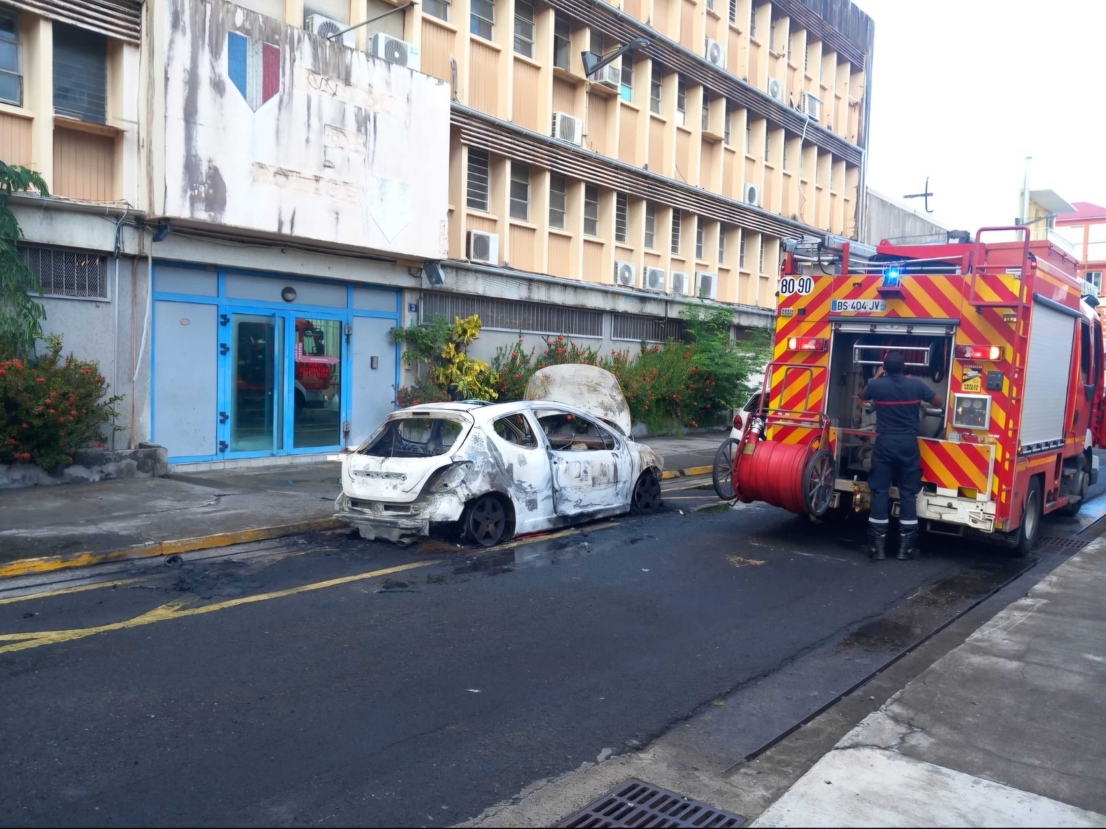 Deux véhicules brûlent devant l'ancien commissariat de Fort-de-France en Martinique