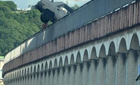 Une voiture prend de la HAUTEUR à Fort-de-France en Martinique